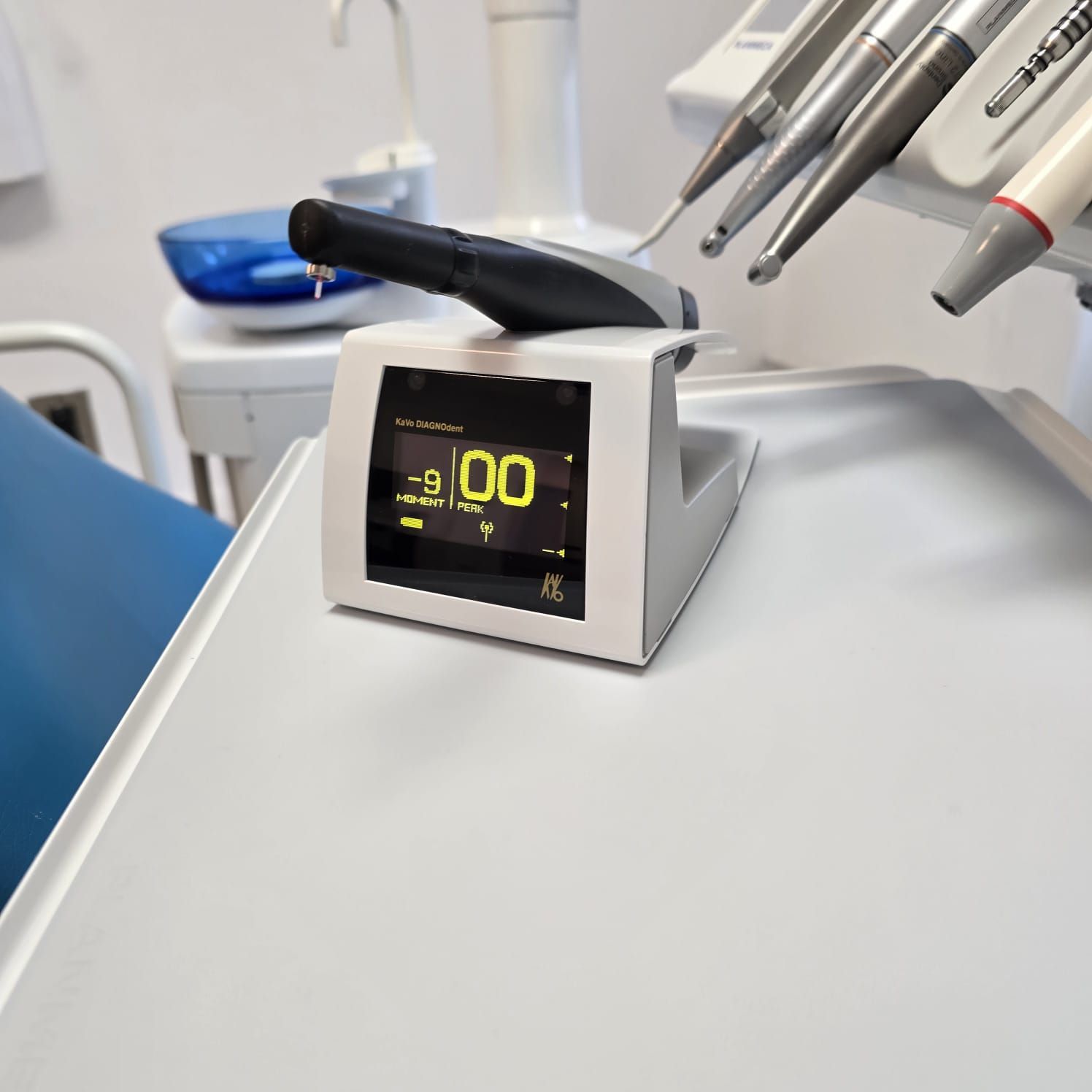 Une fraise dentaire est posée sur une table à côté d'une horloge indiquant 3h00