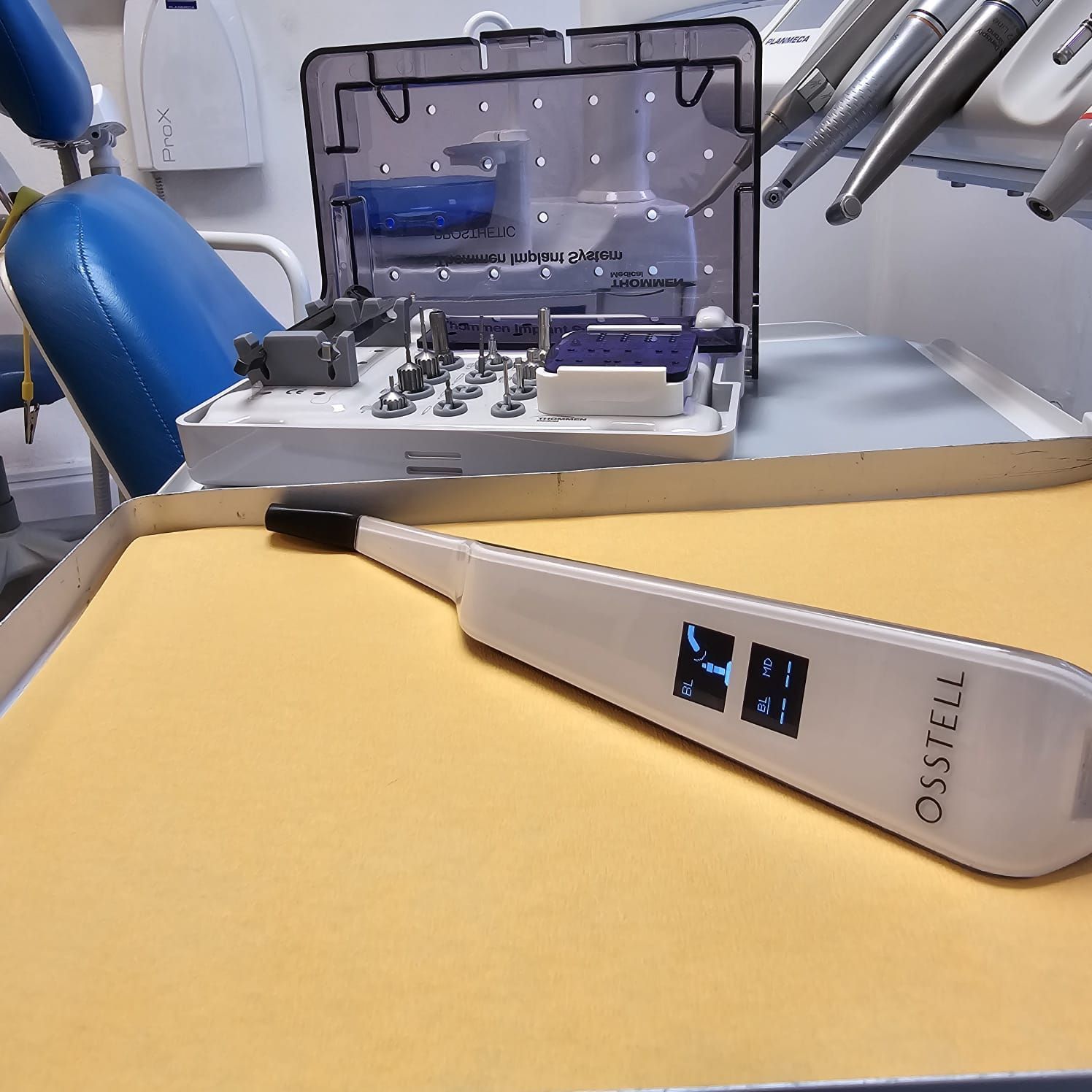 Un thermomètre avec les chiffres 0133411 dessus