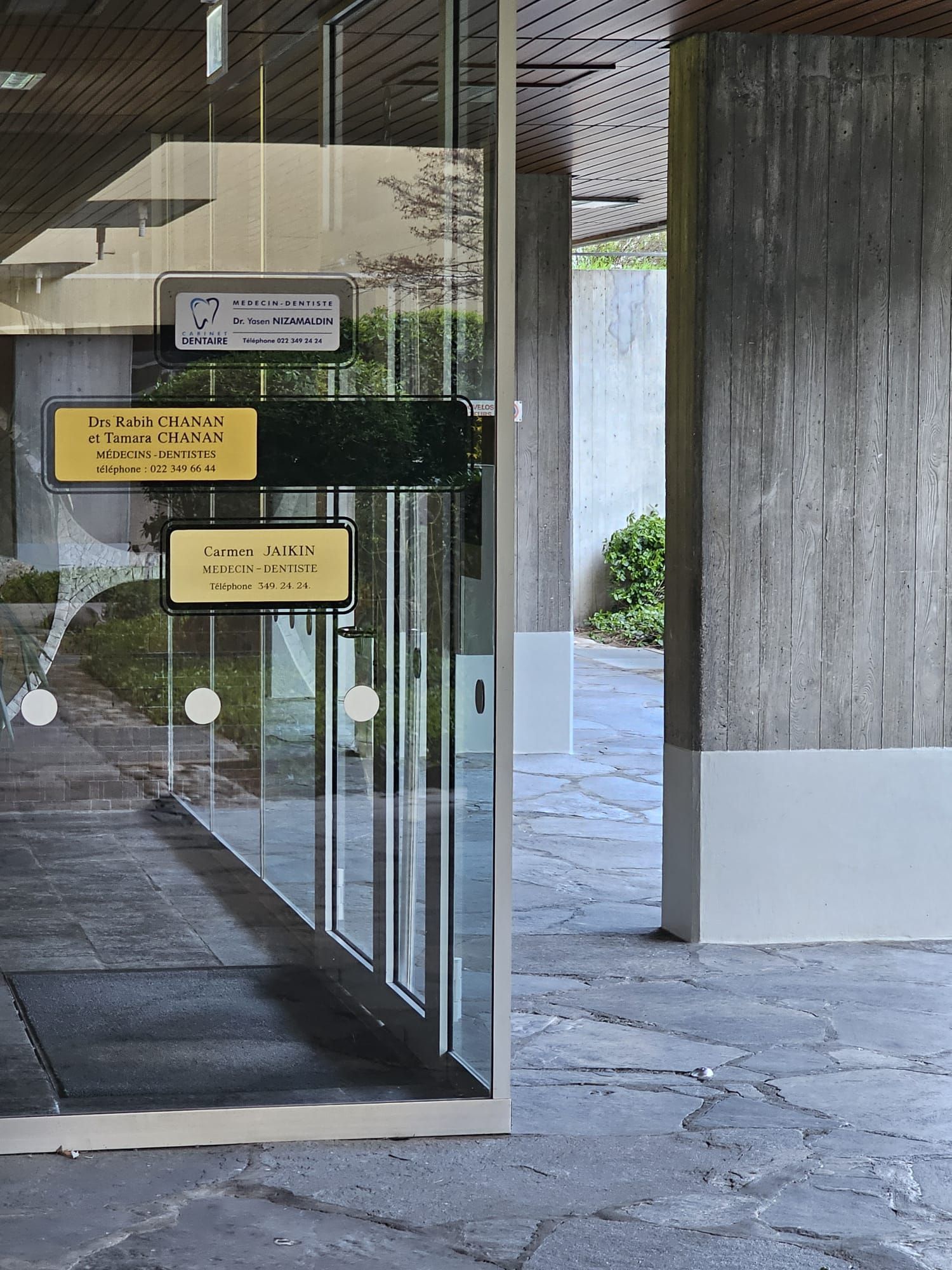 Une porte vitrée avec un panneau indiquant « a » dessus