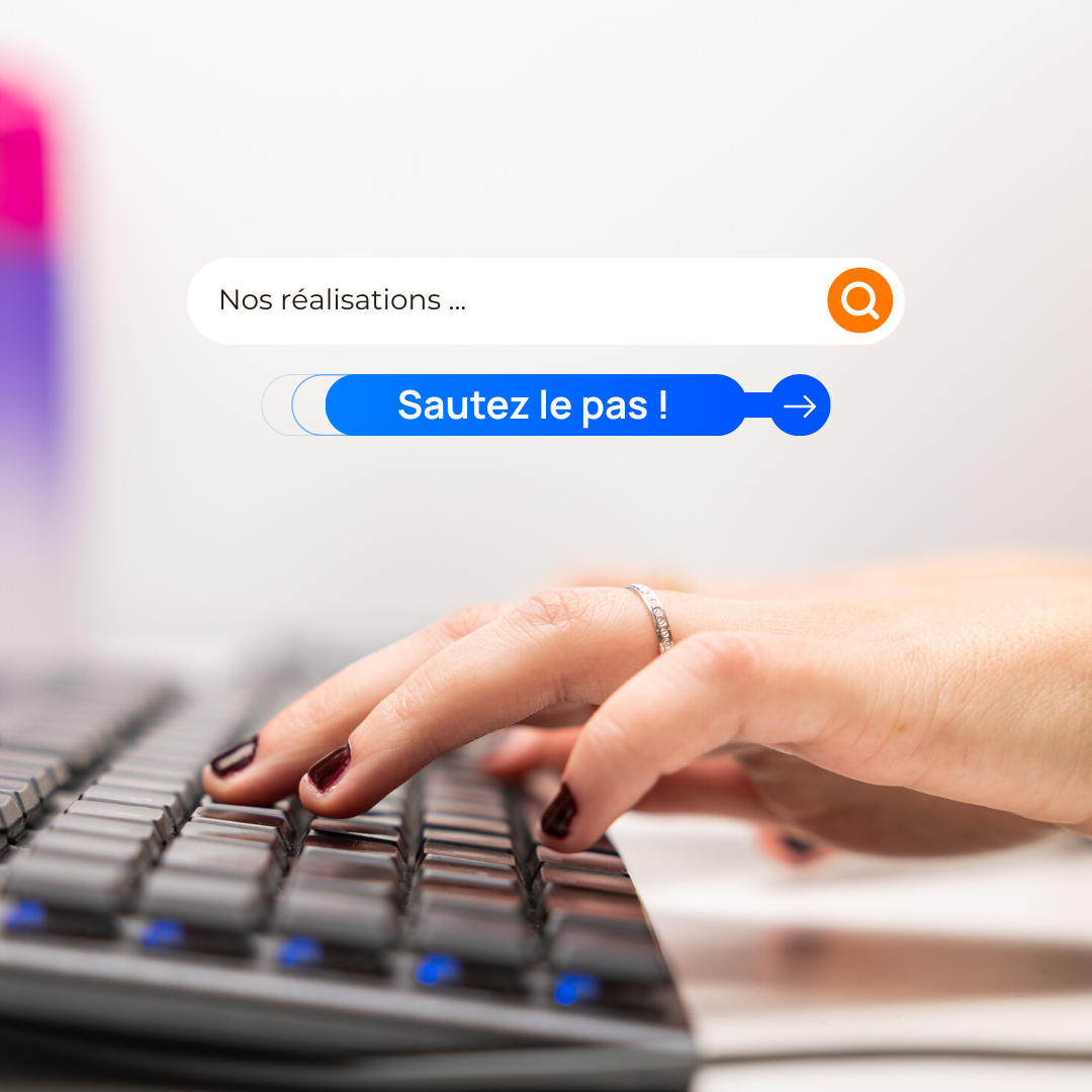 Une main tape sur un clavier sous une barre de recherche intitulée « Nos réalisations… » et un bouton bleu sur lequel on peut lire « Sautez le pas ! ».