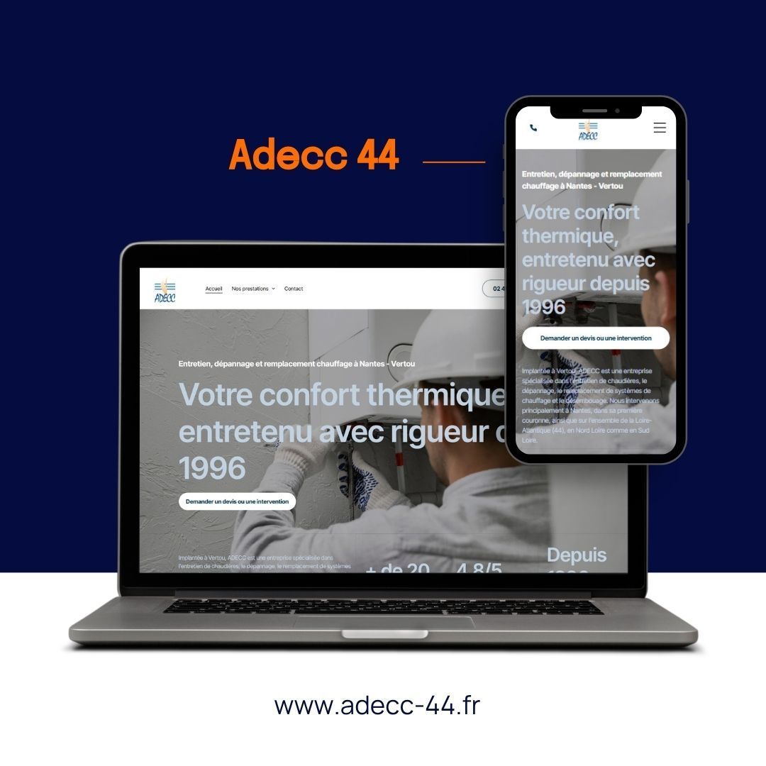 Ordinateur portable et smartphone affichant le site web d'Adecc 44 sur fond bleu, avec logo et URL.