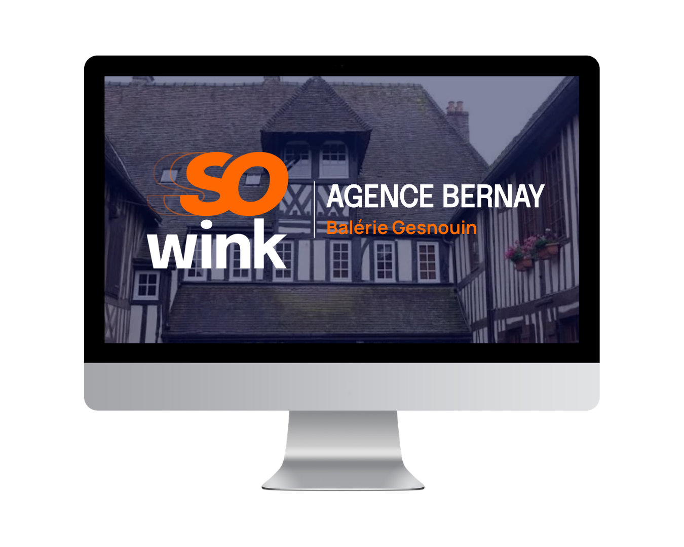 Un écran d'ordinateur de bureau affichant le logo de la marque SoWink, « Agence Bernay » et « Valérie Cesnouin » sur fond de maison à colombages.