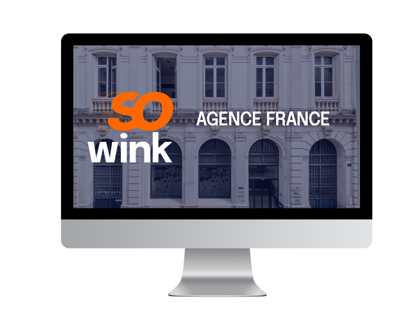 Écran d'ordinateur de bureau affichant le logo de SoWink Agence France sur une façade de bâtiment grise.