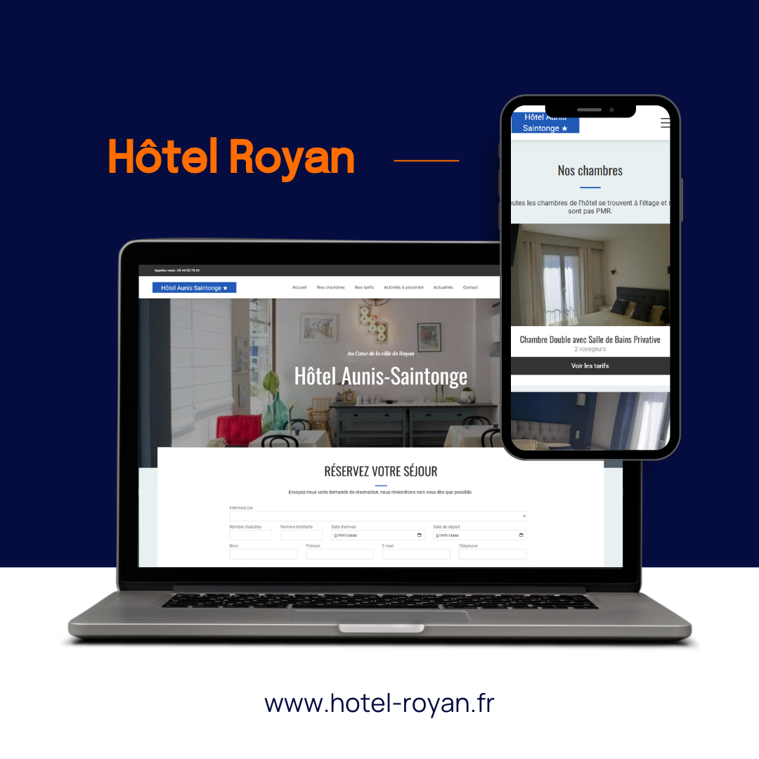 Un ordinateur portable et un smartphone affichent le site web de l'hôtel Aunis-Saintonge à Royan sur un fond bleu marine.