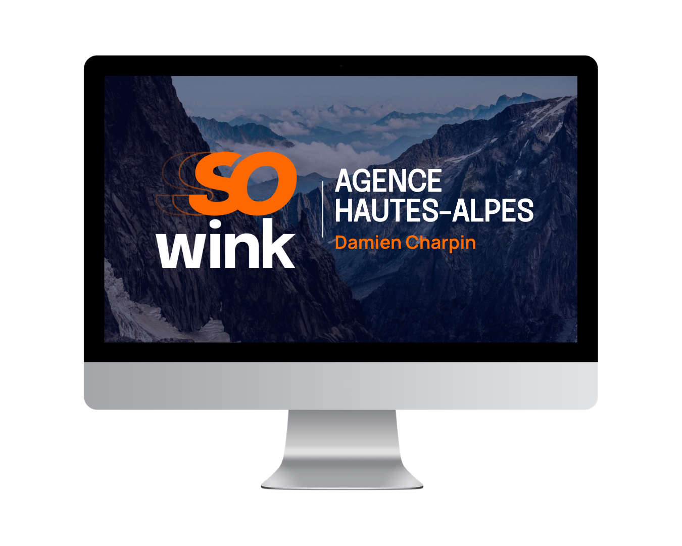 Un écran d'ordinateur affiche le logo de la marque SoWink et le texte « Agence Hautes-Alpes » sur un fond de paysage montagneux.