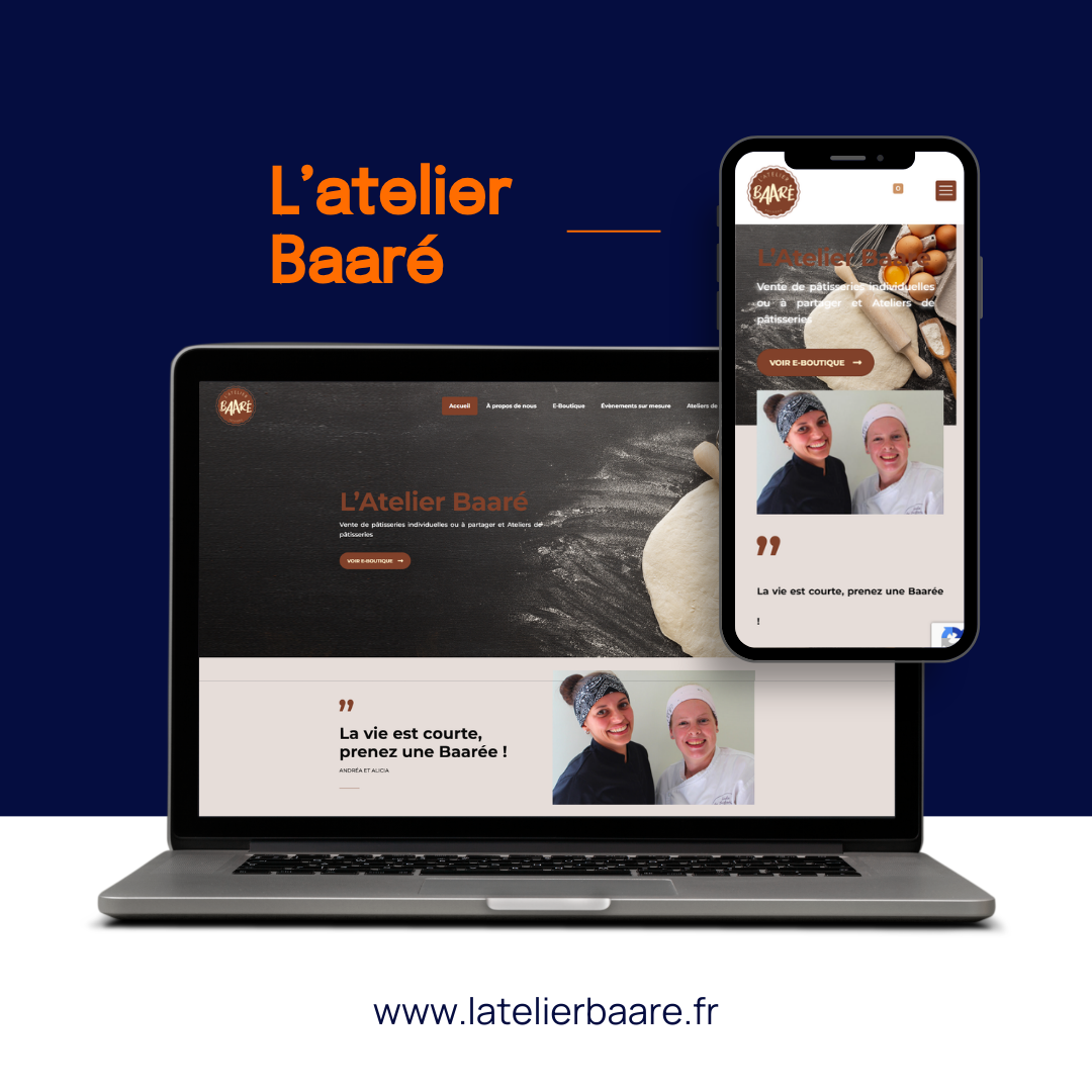 Un ordinateur portable et un smartphone affichent le site web de L'atelier Baaré sur un fond bleu foncé, avec l'adresse web en dessous.