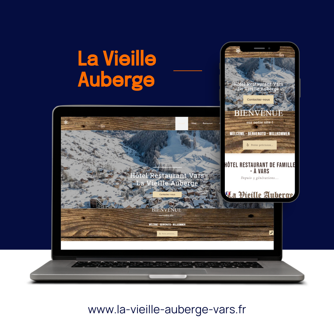 Un ordinateur portable et un téléphone portable affichant le site web de La Vieille Auberge, dont le thème est un paysage de montagne enneigé.