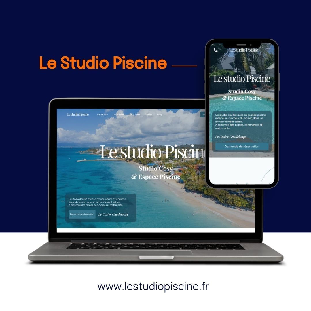 Ordinateur portable et téléphone affichant le site web de Le Studio Piscine sur un fond bleu avec l'URL ci-dessous