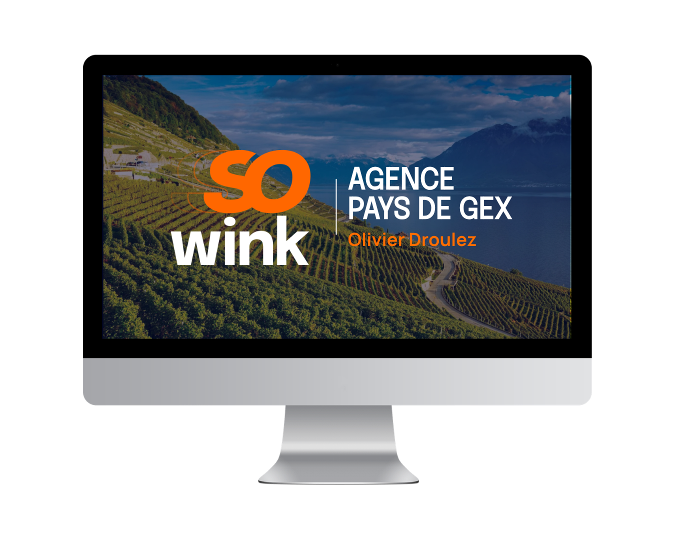 Un écran d'ordinateur de bureau affichant le logo de l'agence « So Wink » en surimpression sur une photo de paysage de collines ondulantes.