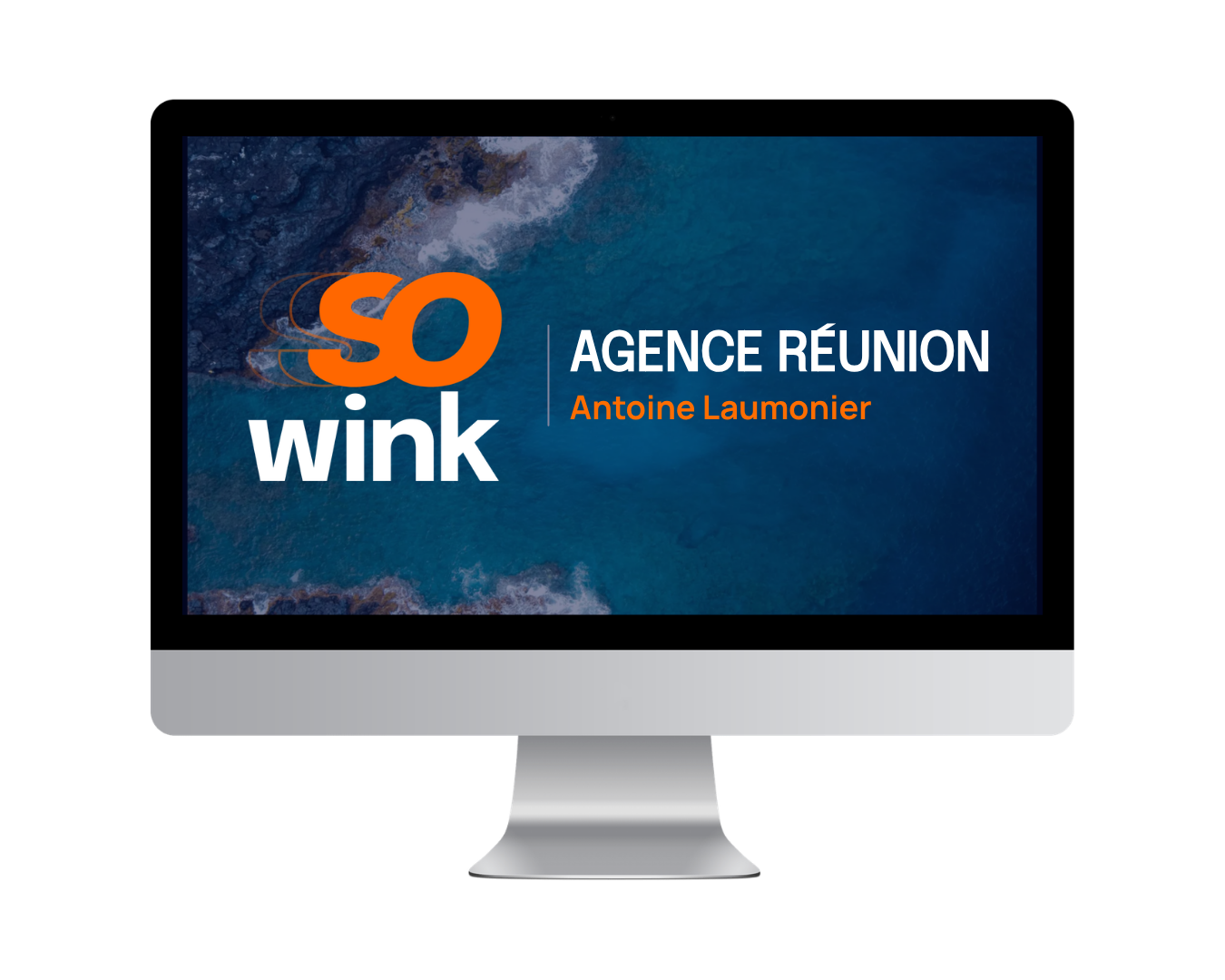 Un écran d'ordinateur affichant le logo « So Wink » et le texte « Agence Réunion Antoine Laumonier » sur une vue aérienne de l'océan.