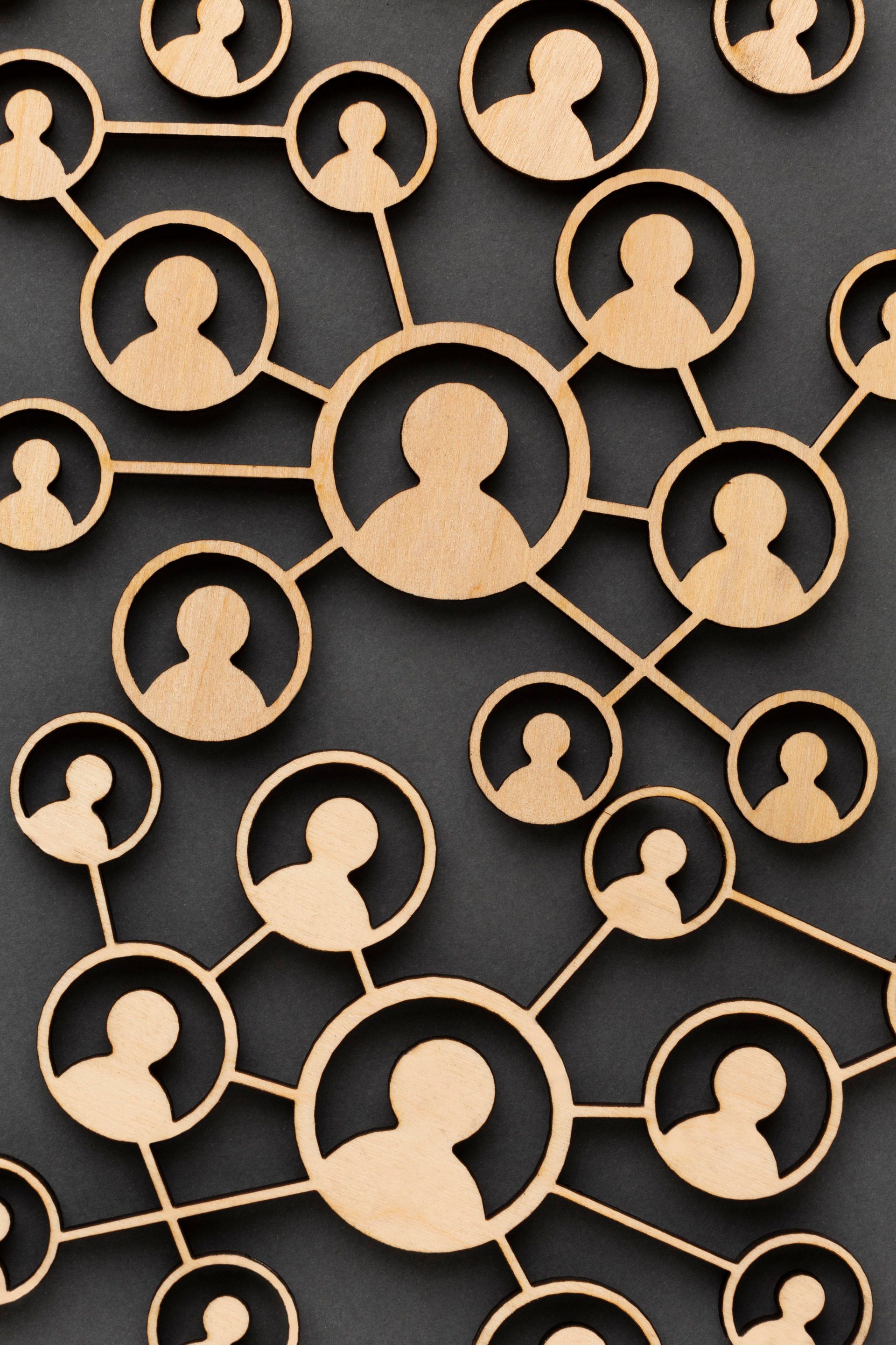 Un diagramme de réseau composé d'icônes circulaires représentant des silhouettes de personnes, interconnectées par des lignes sur un fond gris foncé.