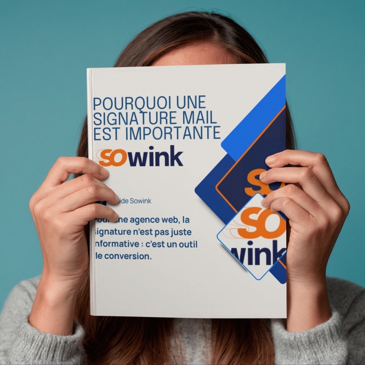 Une personne tient un livre intitulé « Pourquoi une signature mail est importante » avec le logo « sowink » devant son visage.
