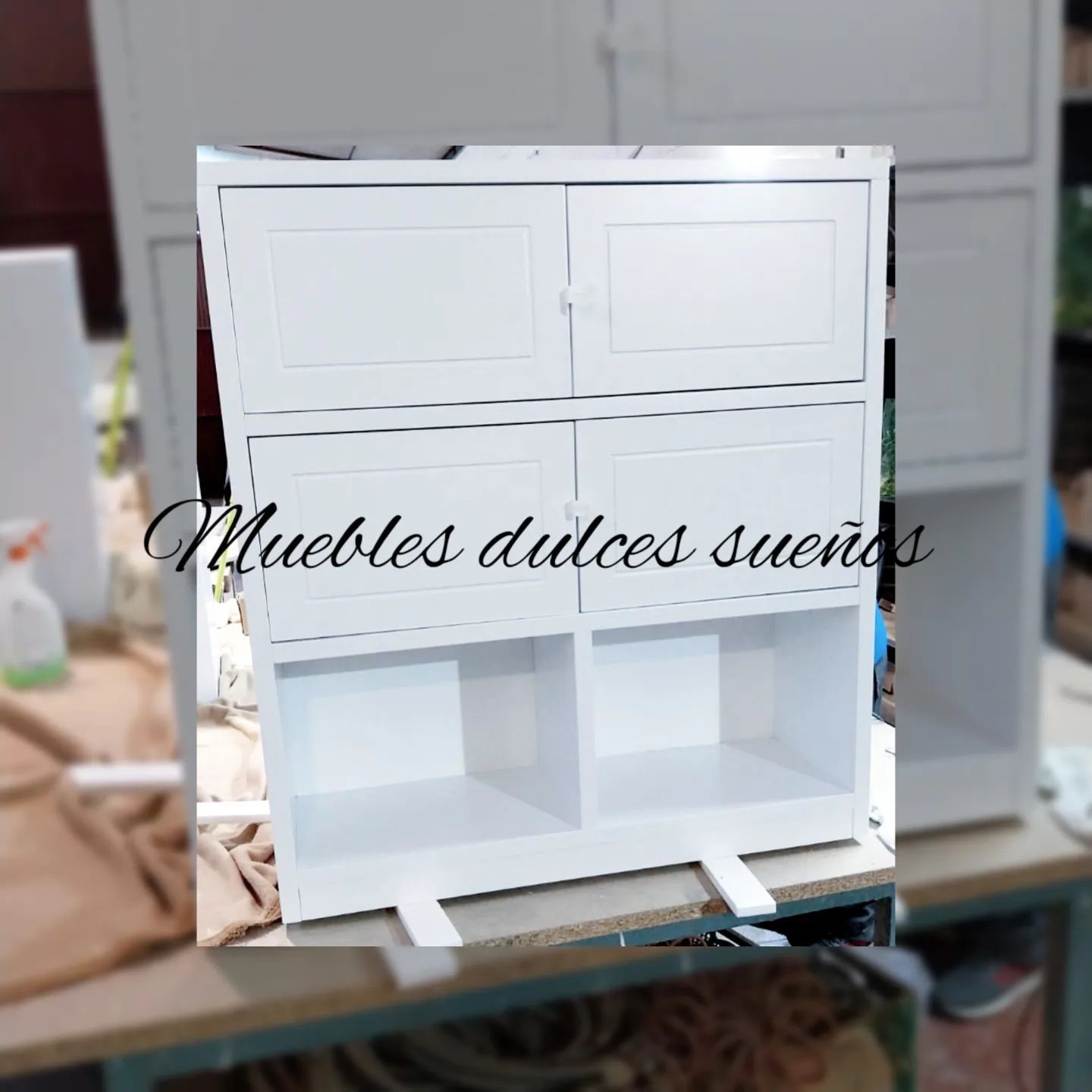 Un dormitorio con una cama y estantes y las palabras muebles dulces sueños en la pared.