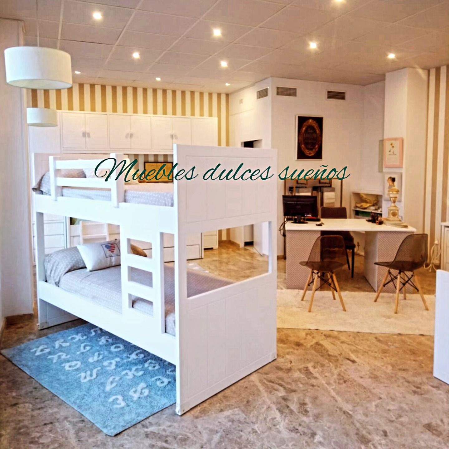 Una litera en una habitación con muebles dulces sueños escritos en la pared.