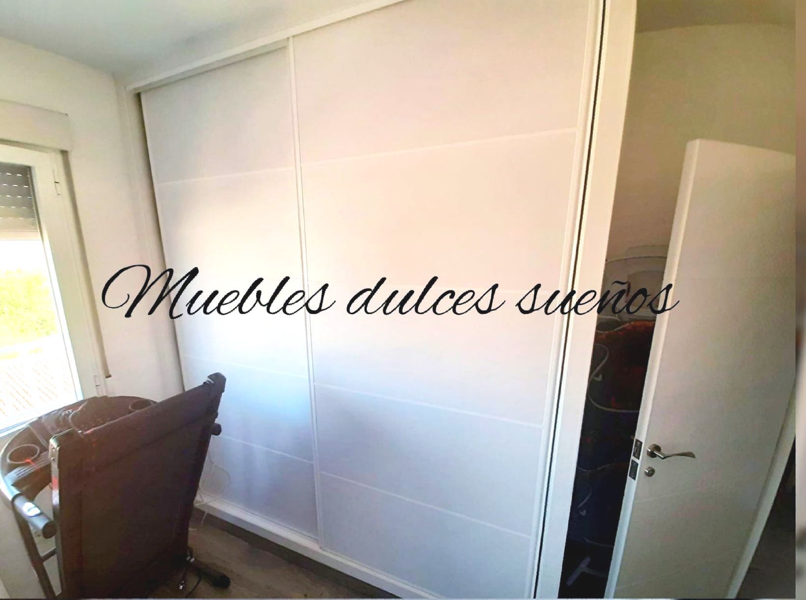 Un dormitorio con puertas corredizas blancas y las palabras 