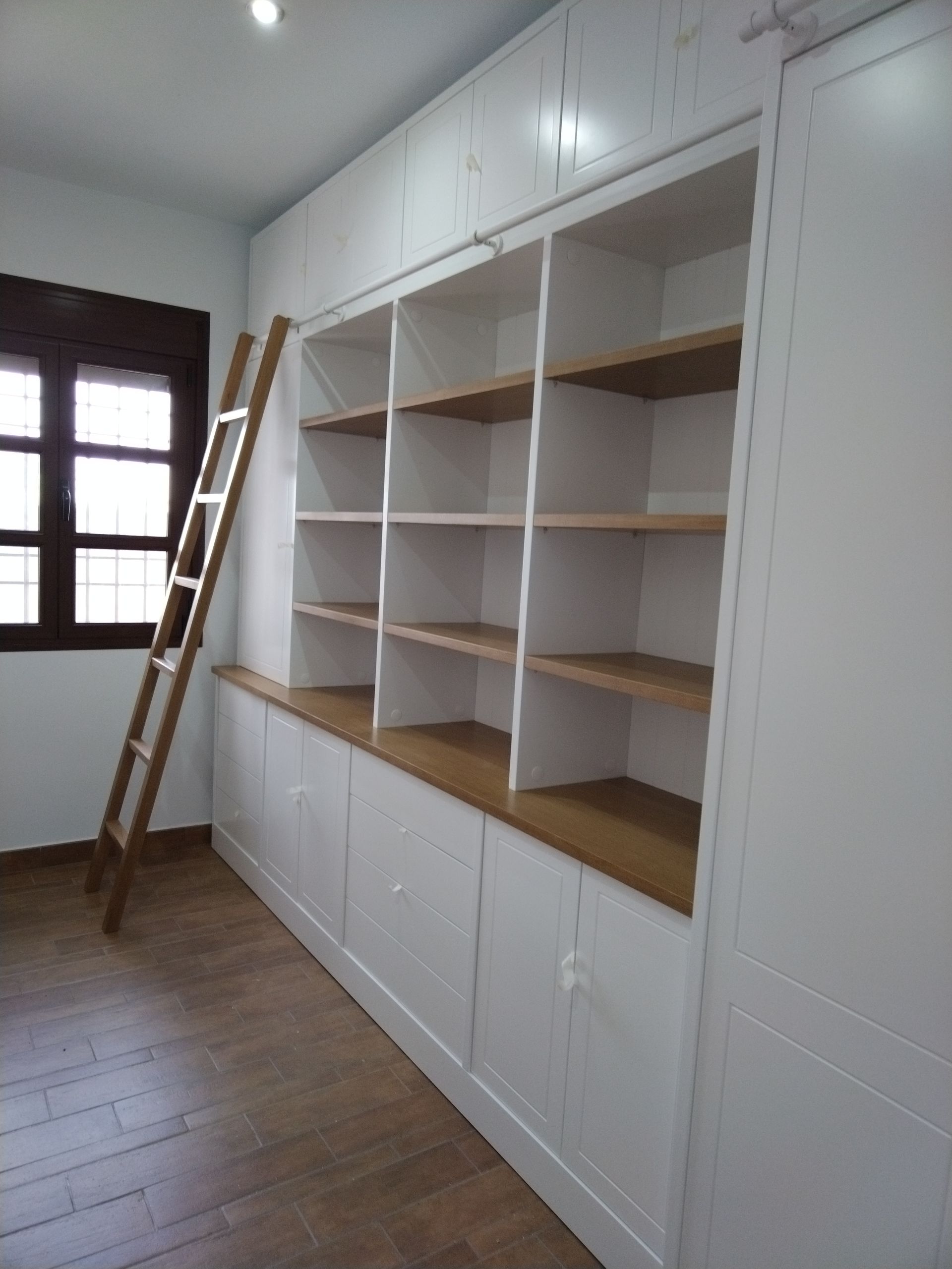 Una litera con una escalera y las palabras