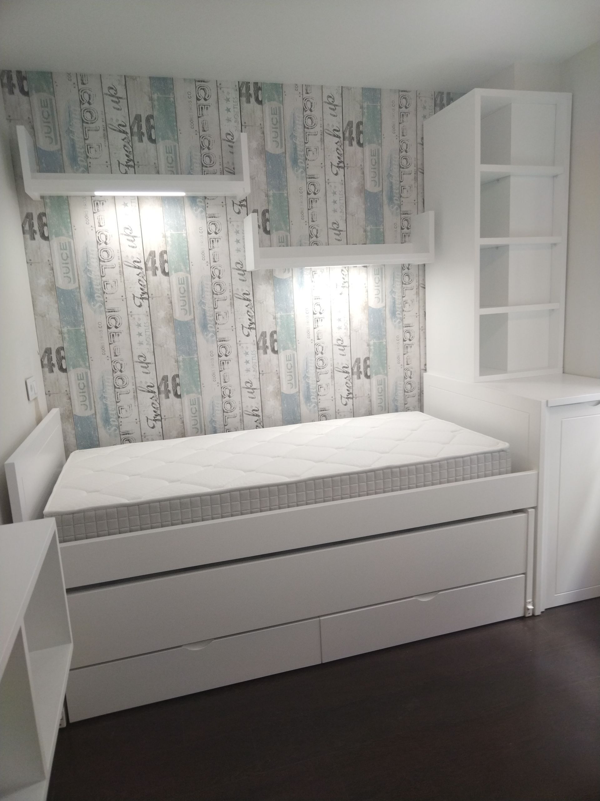 Un dormitorio con una cama y un cartel que dice muebles dulces sueños.