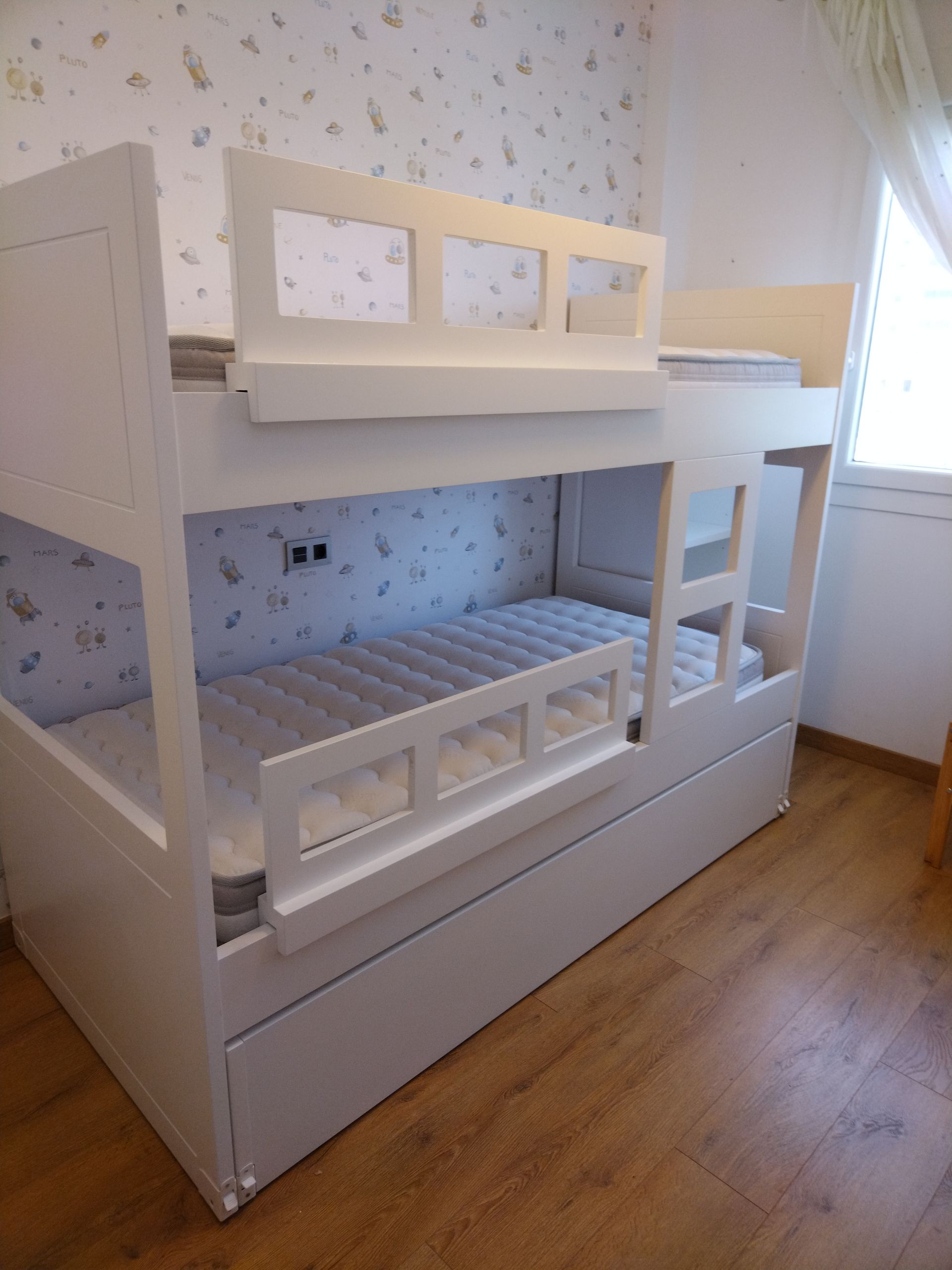 Una litera con una escalera y las palabras "muebles dulces sueños" en la parte inferior.