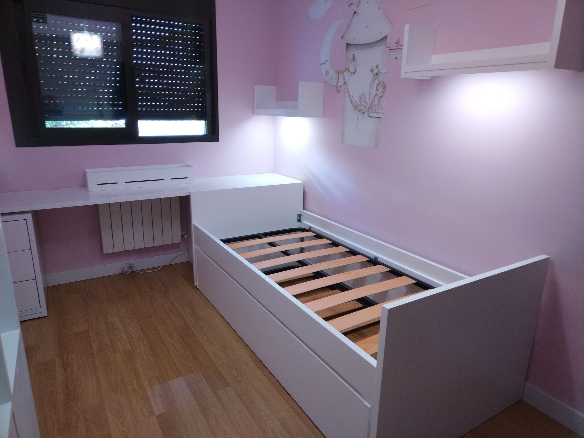 Un dormitorio con una cama y estantes y las palabras muebles dulces sueños en la pared.