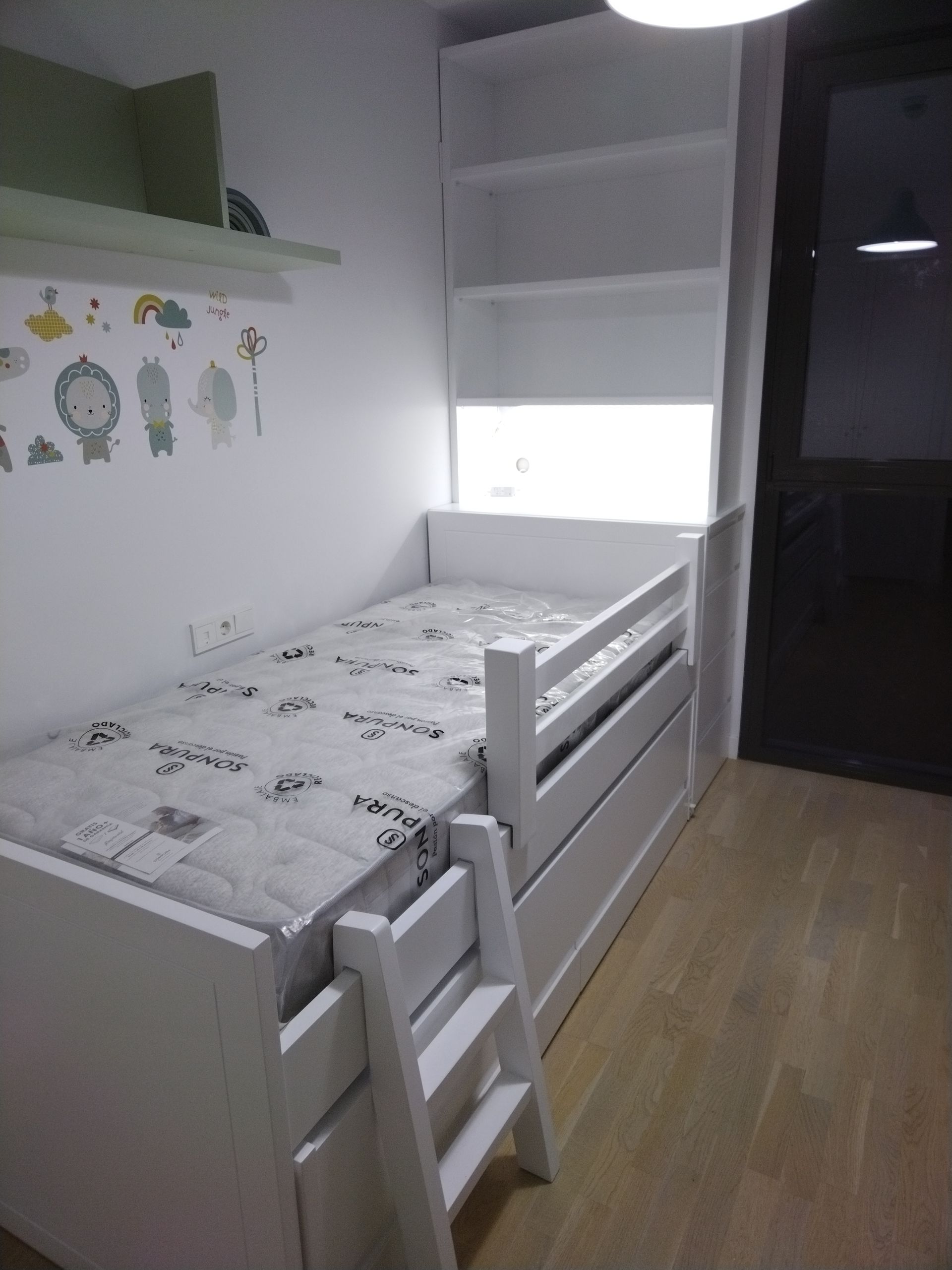 Una cama blanca con la palabra ángel en ella