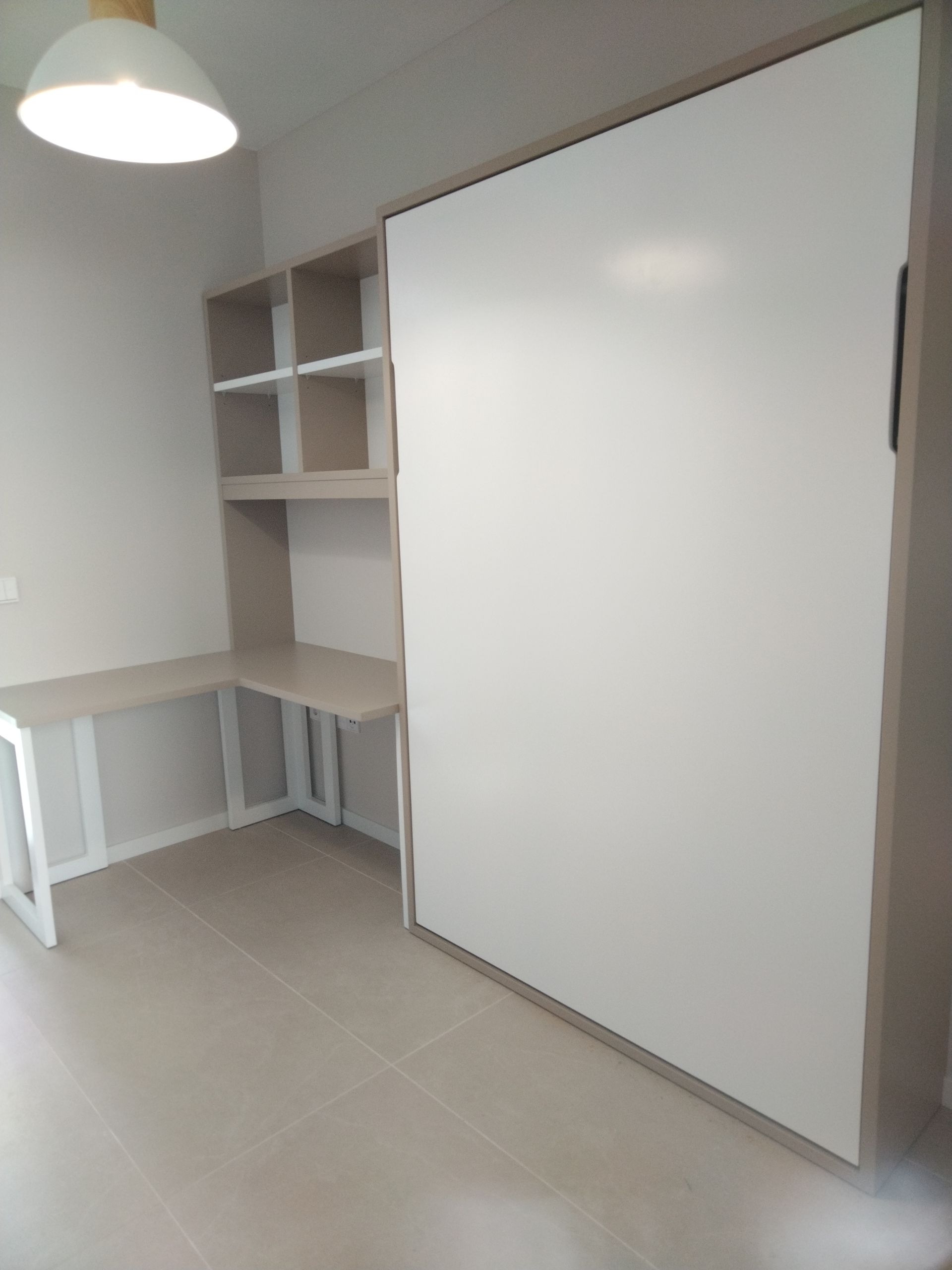 Una habitación con un escritorio y estantes tiene muebles dulces escrito en la pared.