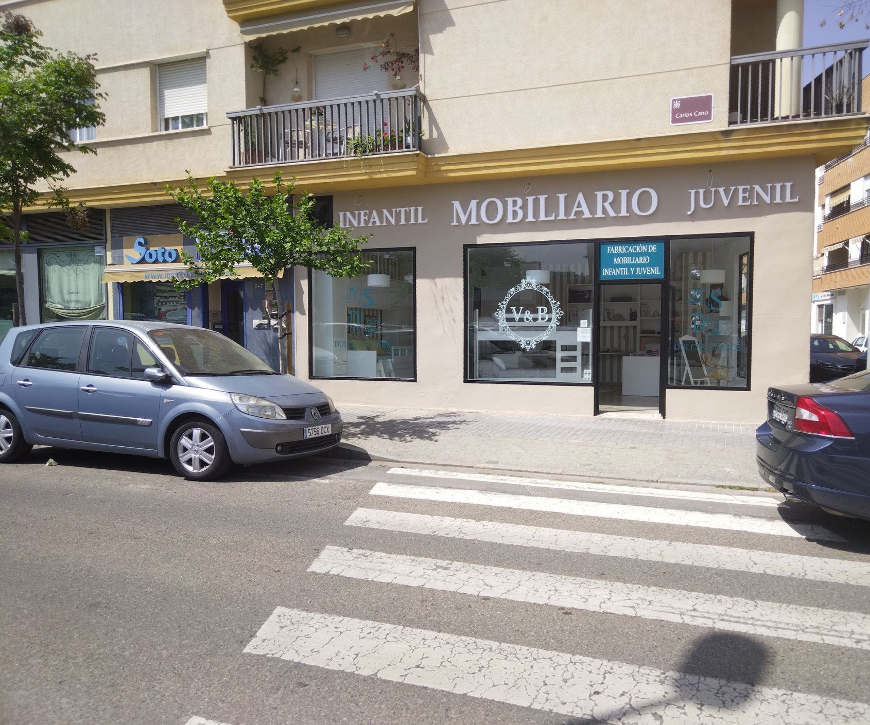 Un escaparate con un cartel que dice 's de'