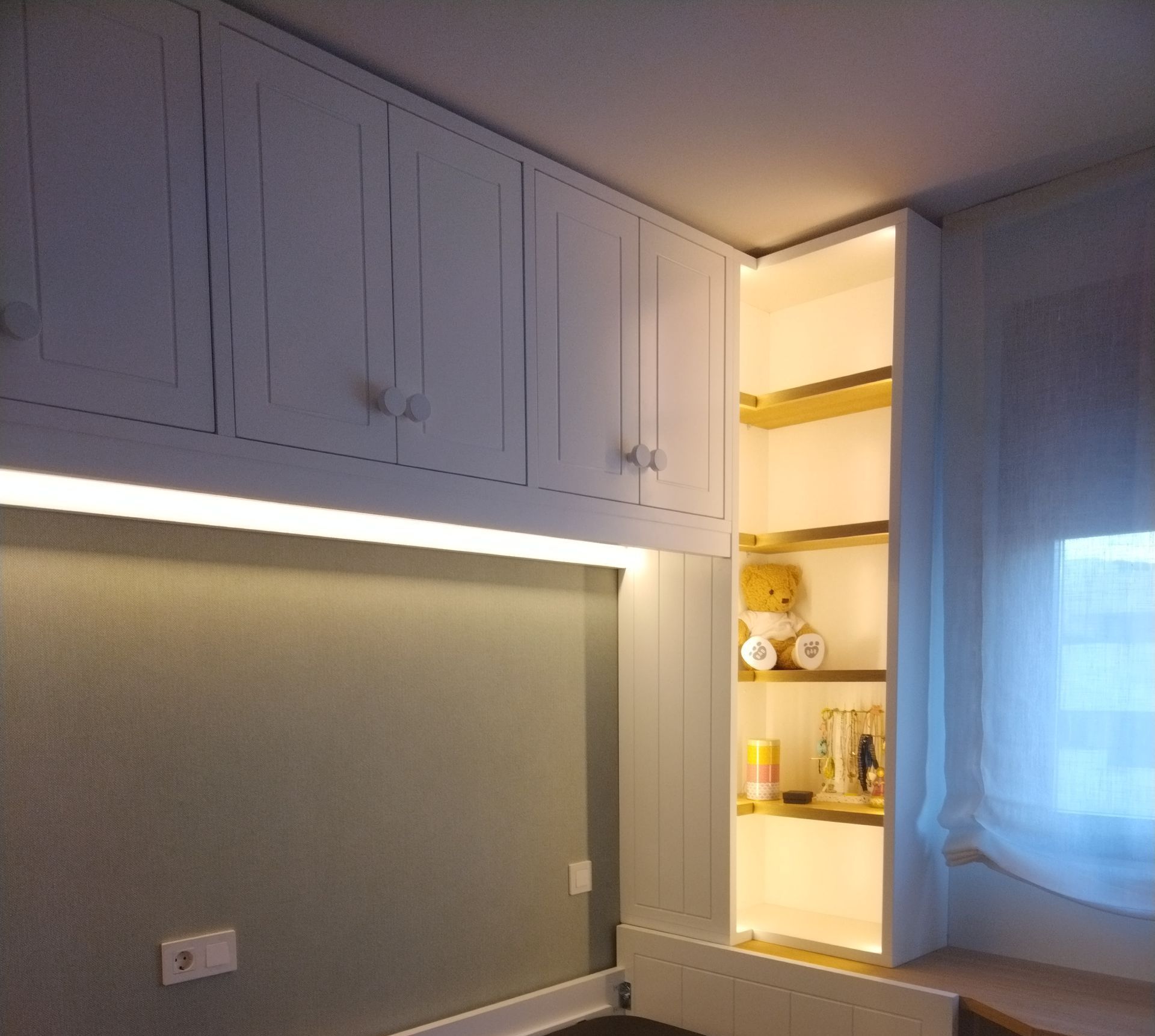 Una habitación con un escritorio y estantes tiene muebles dulces escrito en la pared.