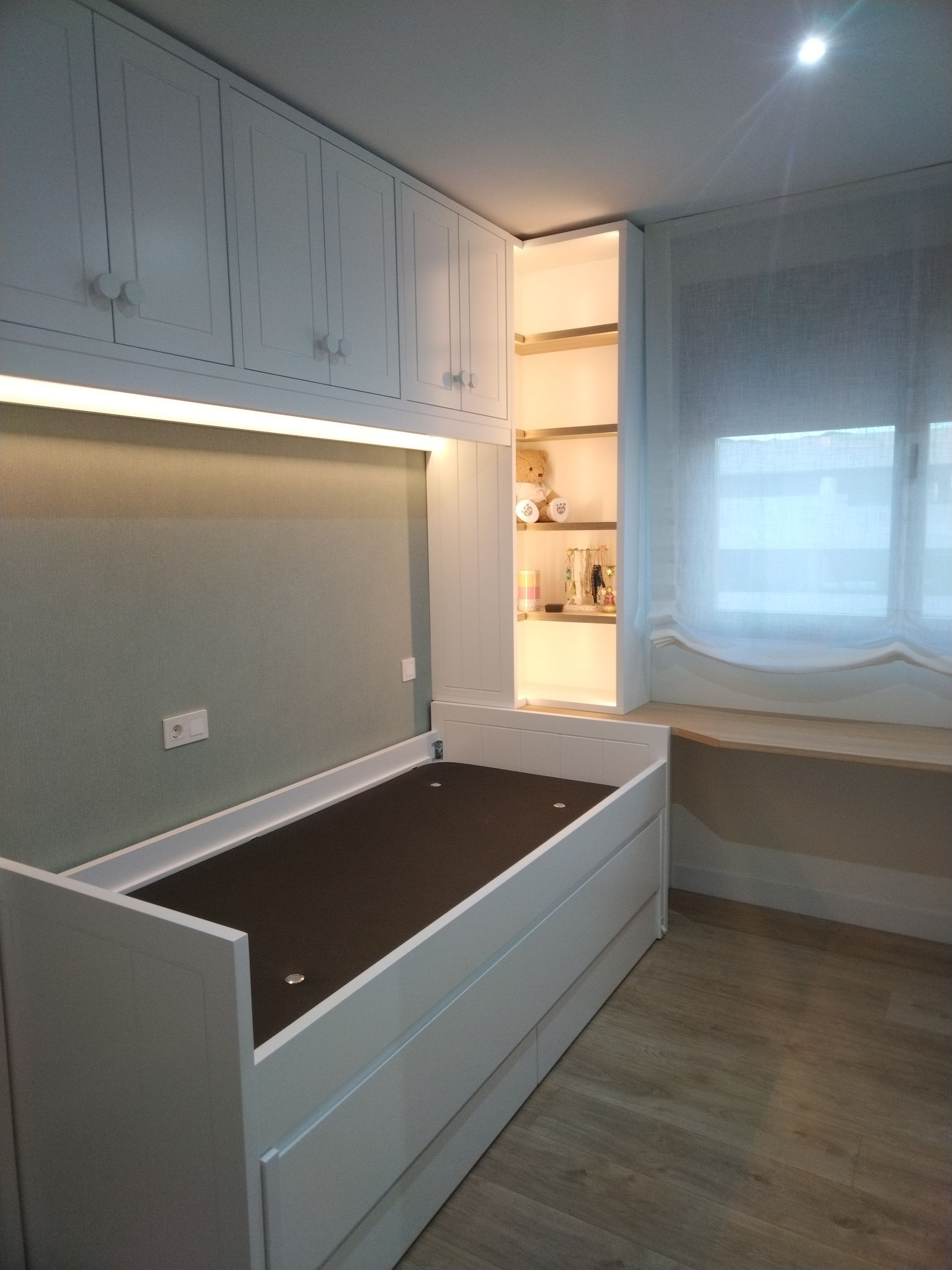 Un estante blanco con las palabras