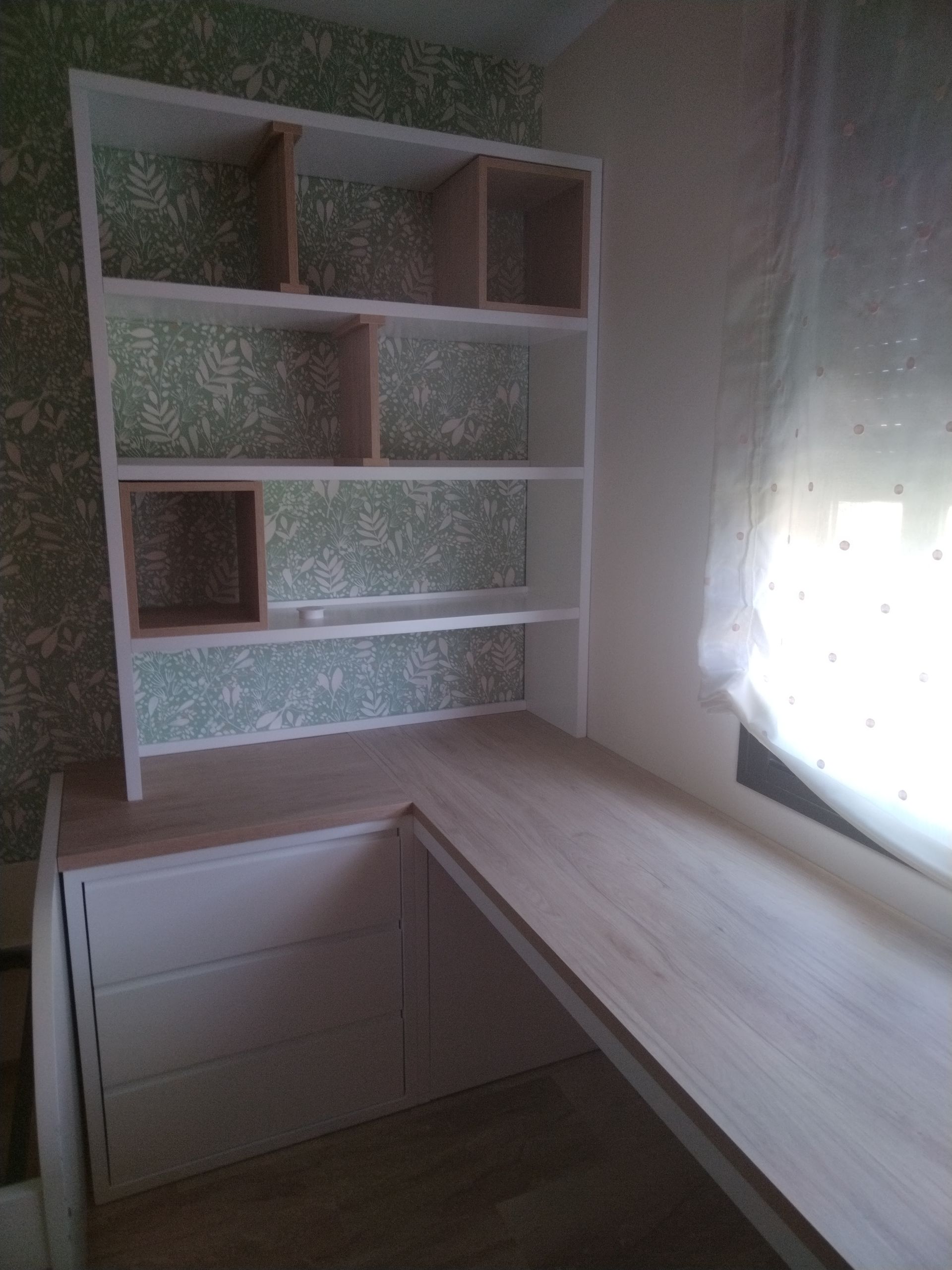 Un baño con armarios verdes y un lavabo blanco.