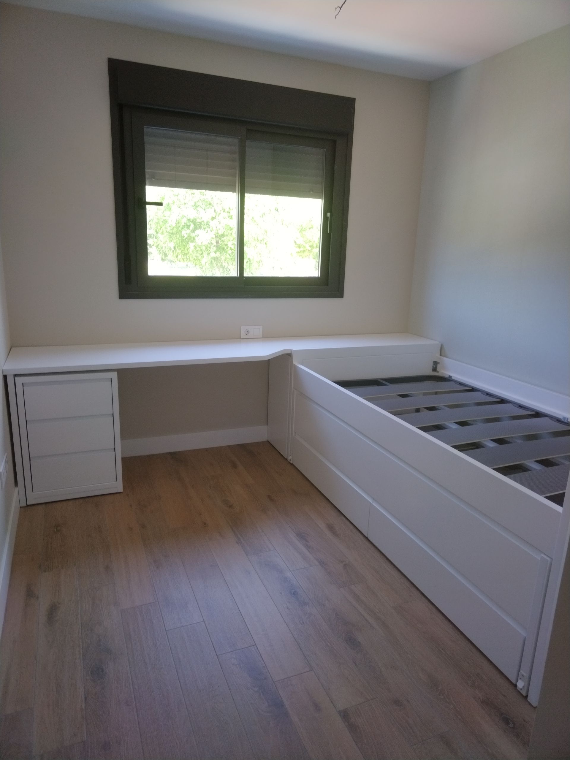 Un dormitorio con un gran armario con puertas correderas y espejo.