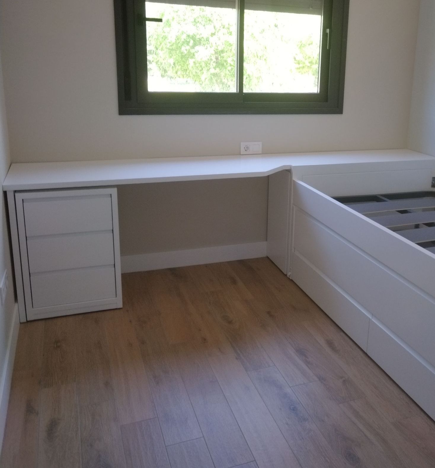 Una mesita de noche blanca con las palabras