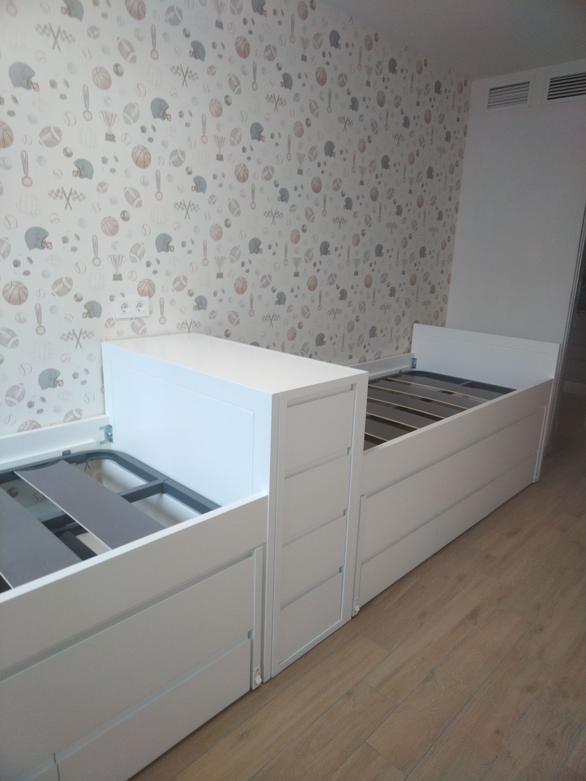 Una mesita de noche blanca con las palabras "muebles dulces sueño" escritas en ella.