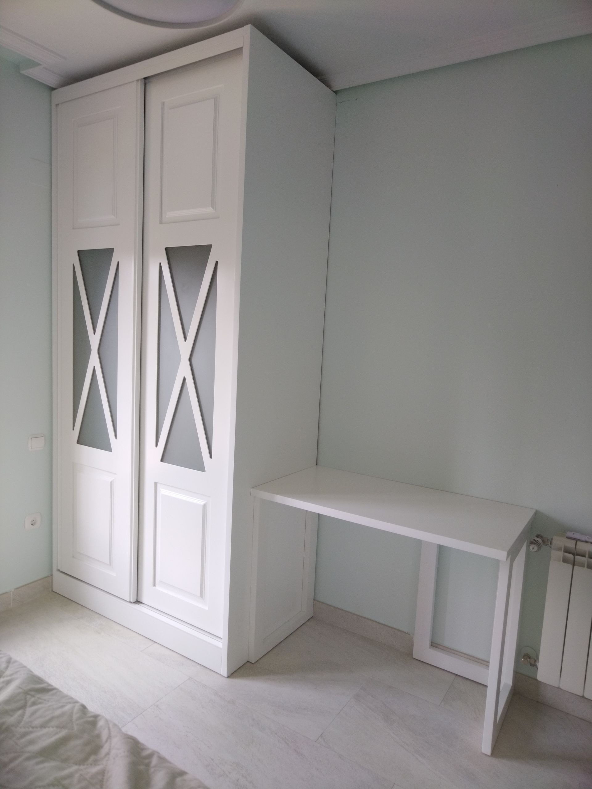Un armario blanco con las palabras "muebles dulces sueños" escritas en él.