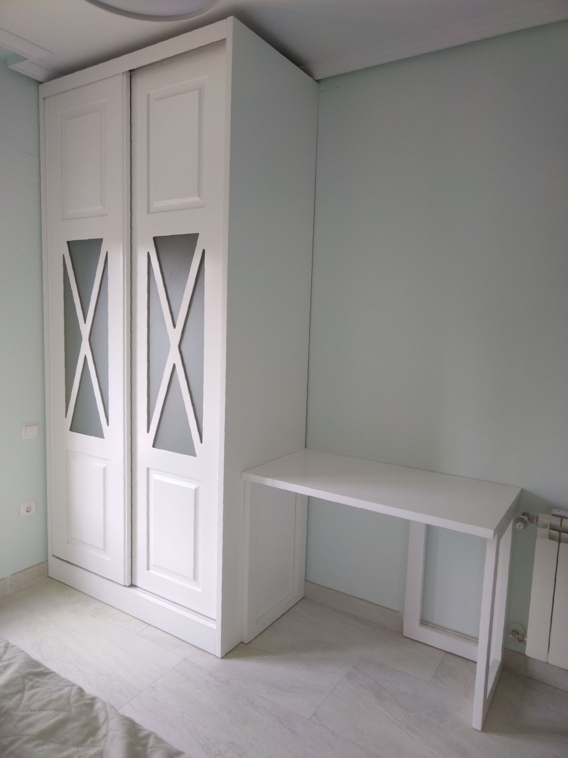 Un dormitorio con una cama y estantes y las palabras muebles dulces sueños en la pared.