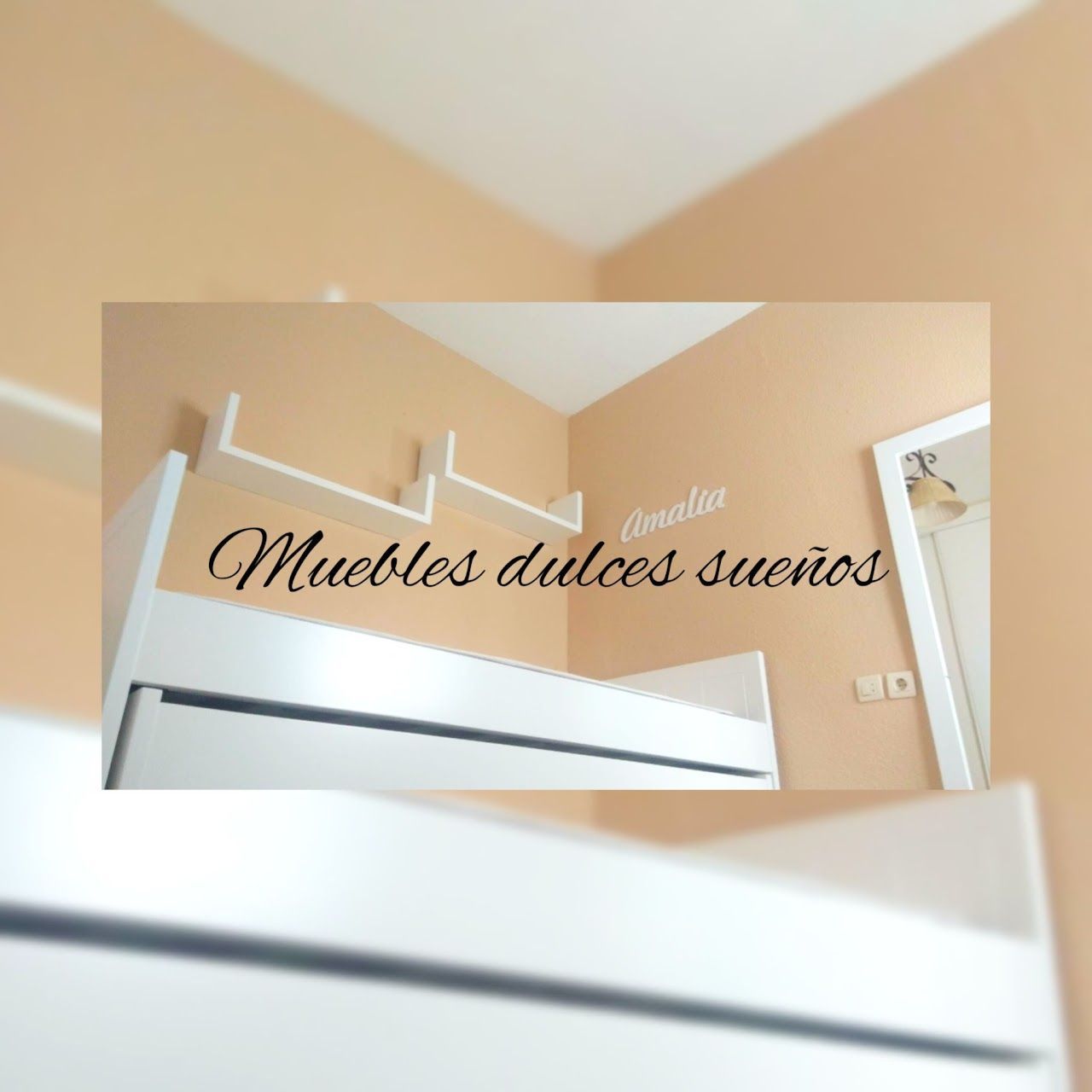 Una imagen de un dormitorio con las palabras muebles dulces sueños en ella.