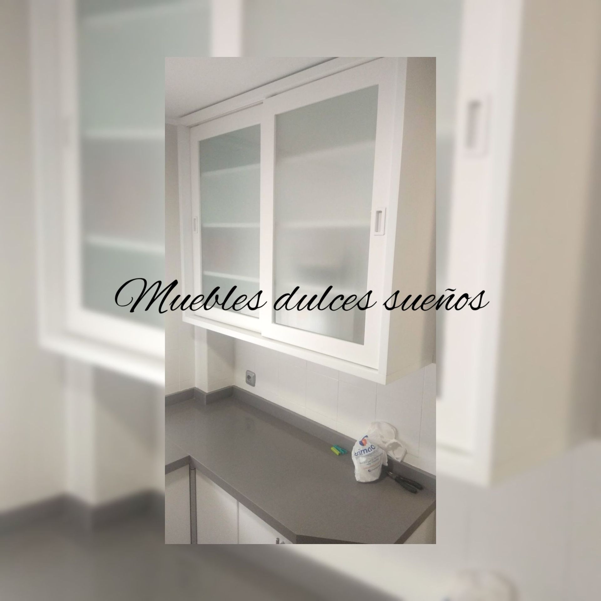 Una imagen de una cocina con las palabras muebles dulces sueños en ella.