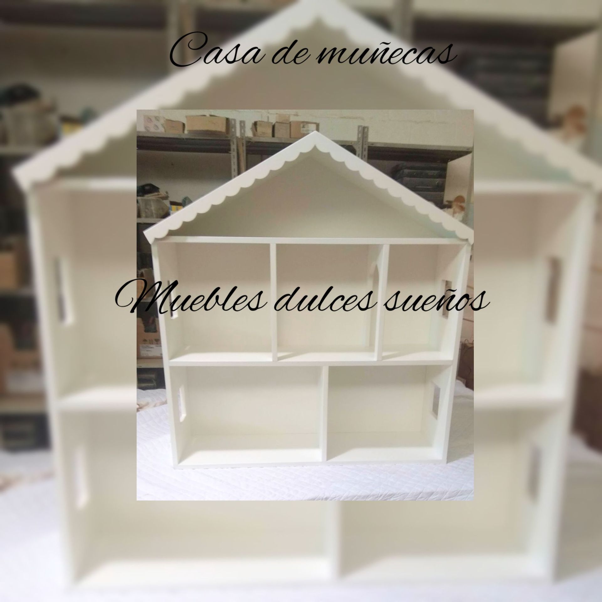 Una casa de muñecas blanca está sentada sobre una mesa.