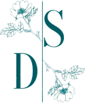 Las letras s y d están rodeadas de flores y hojas.
