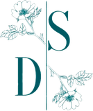 Las letras s y d están rodeadas de flores y hojas.
