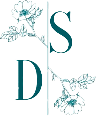 Las letras s y d están rodeadas de flores y hojas.