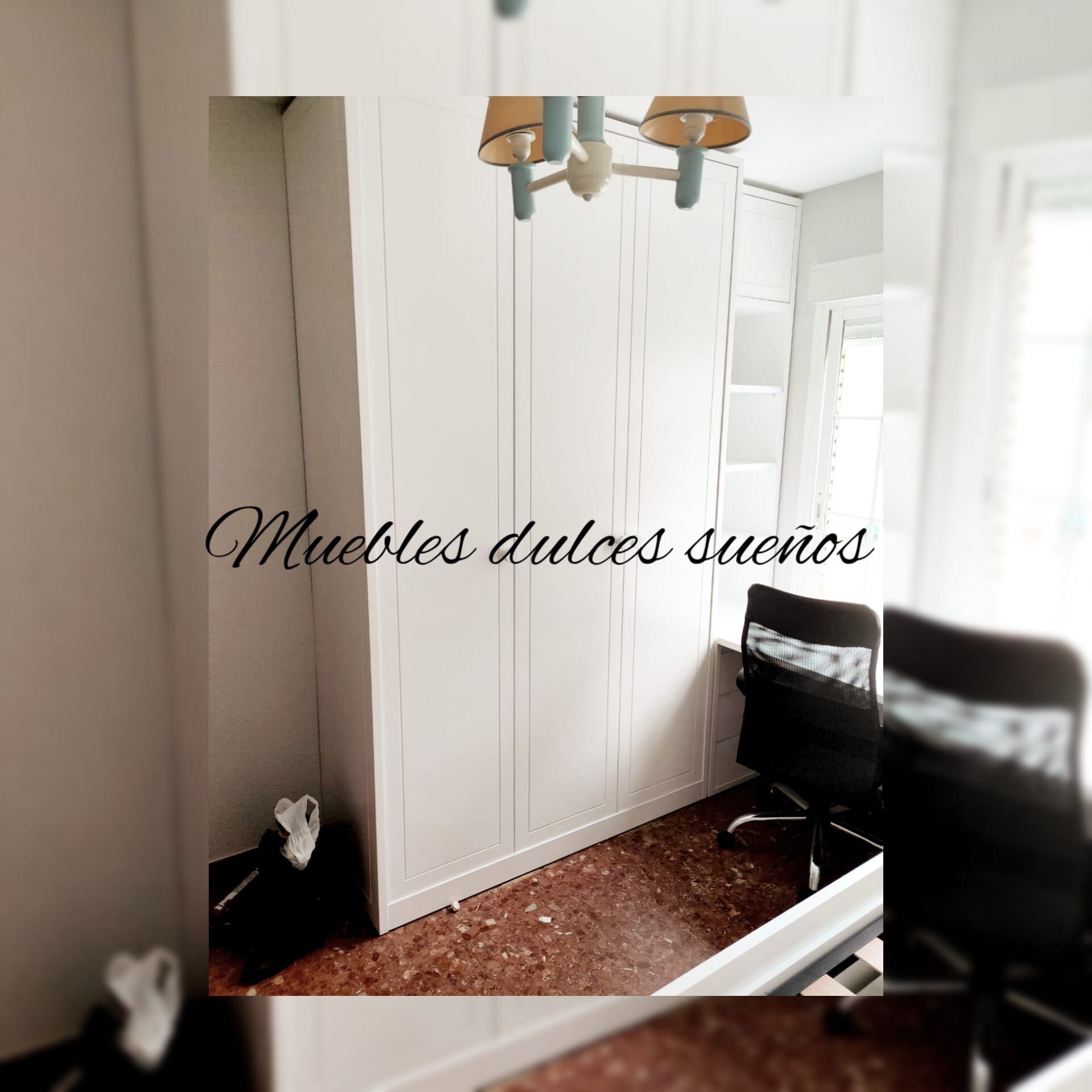 Una habitación con las palabras muebles dulces sueños en la pared.