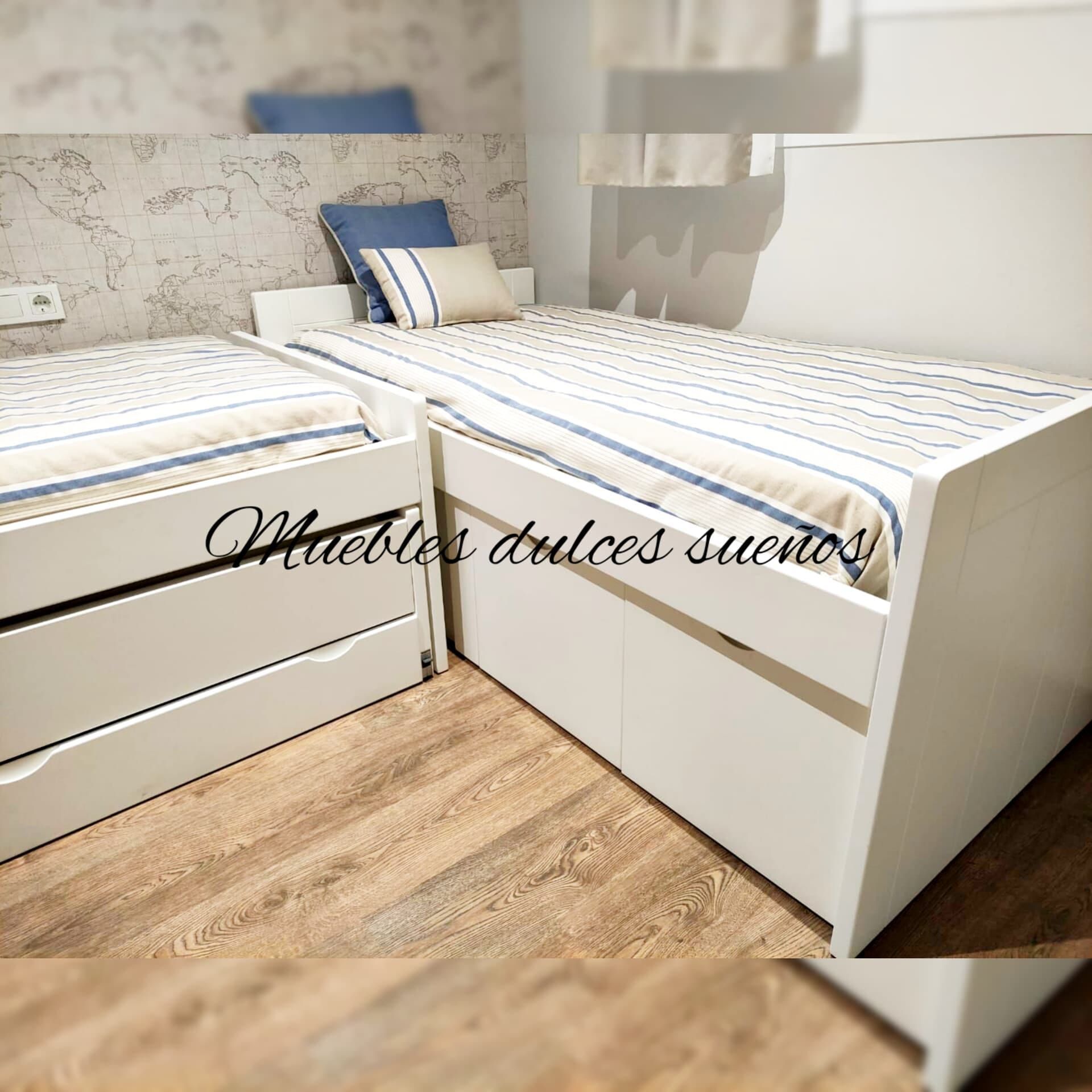 Un dormitorio con dos camas y las palabras muebles dulces suenos