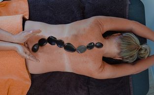 Rückenmassage mit Kräutern