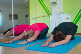 Arzt tastet Rücken von Patienten ab