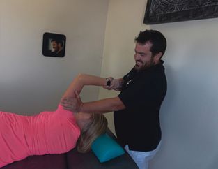 Durchführung einer physiotherapeutischen Übung mit Arm und Schulter