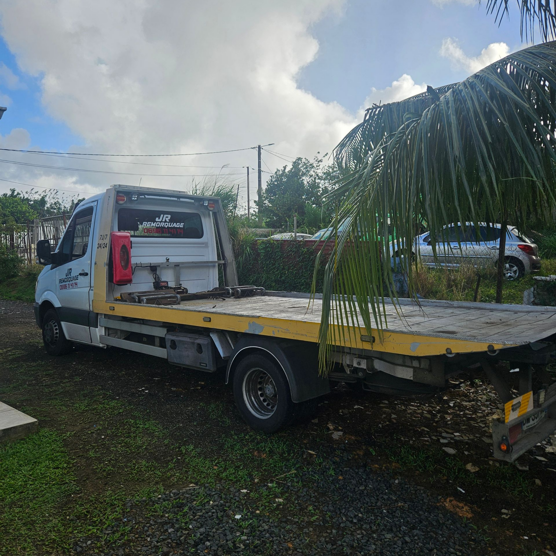 La dépanneuse de JR REMORQUAGE en stationnement.