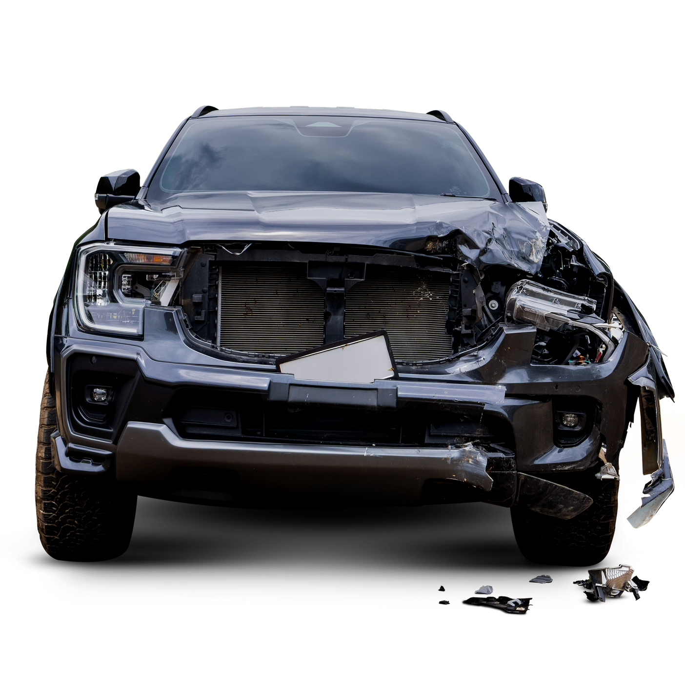 SUV foncé endommagé, l'avant est froissé.