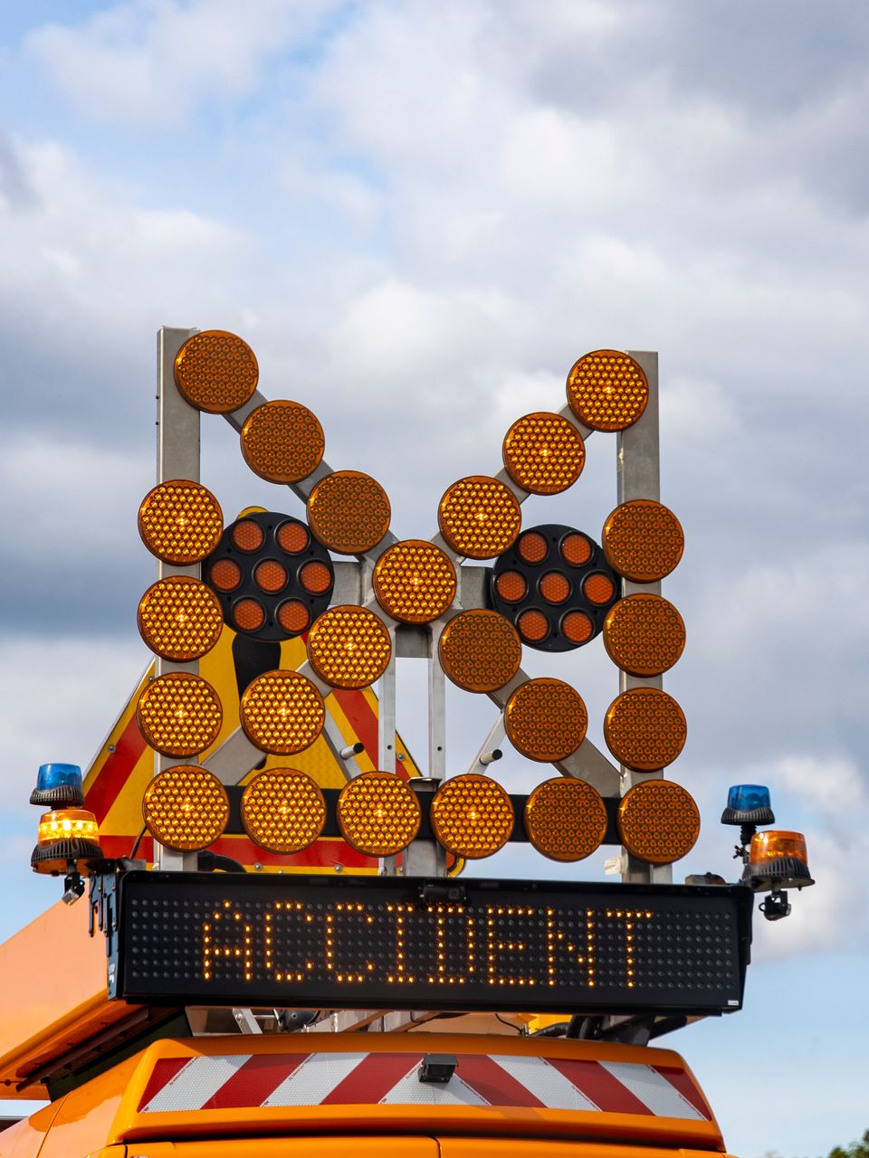 Panneau routier avec feux jaunes clignotants et inscription ACCIDENT.