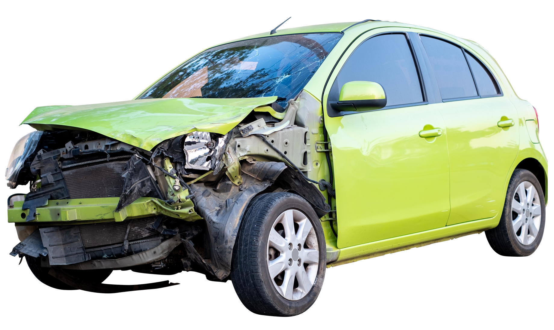 Voiture verte endommagée, présentant d'importants dégâts à l'avant.