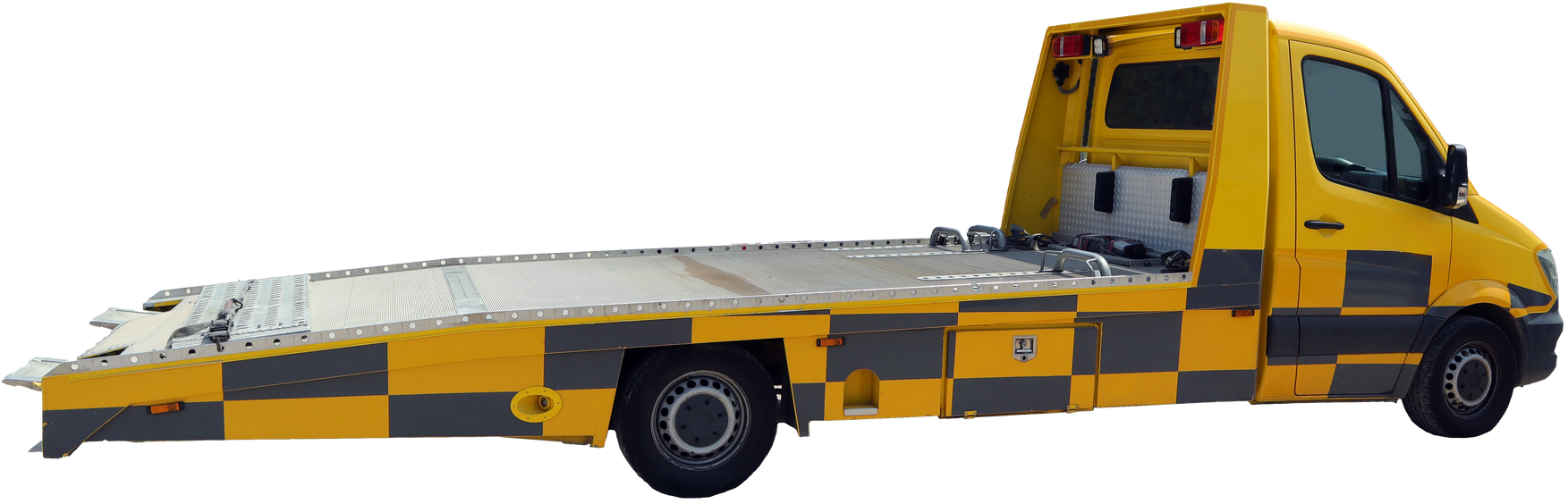 Camion de dépannage jaune à plateau.